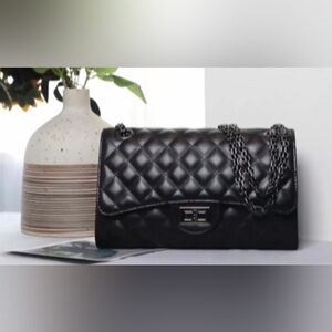 NEW STUNNING BLACK QUILTED CHAIN SHOULDER PURSE. NWOT